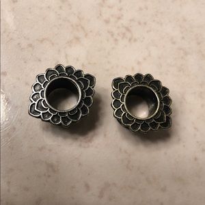 Size 00 gauge earrings.